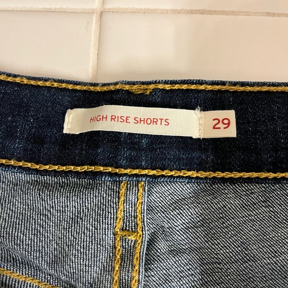 Woman’s Dark Wash,  Levi’s high rise shorts, size 29 - Picture 3 of 3